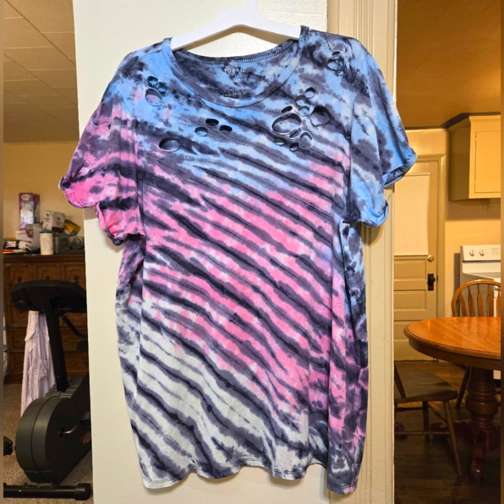 Torrid stretchy pink, blue, & black tie dye tee size 3X in great condition
